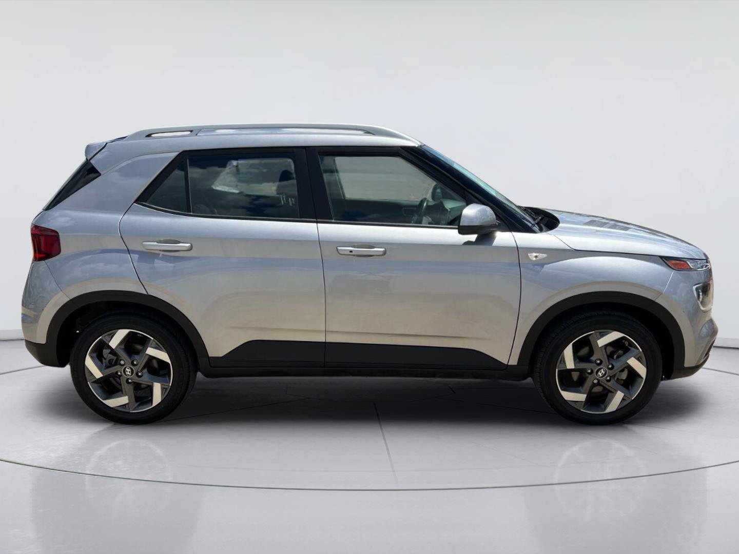Used 2024 Hyundai Venue SEL FWD image 2