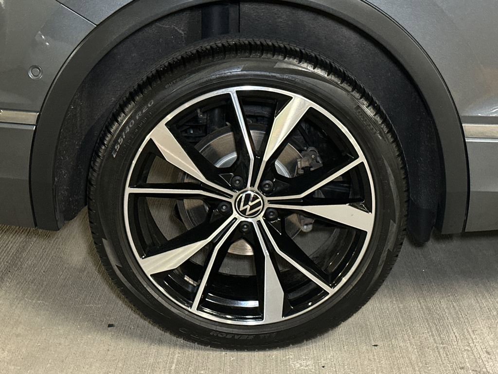 Used 2023 Volkswagen Tiguan SEL R-Line image 9