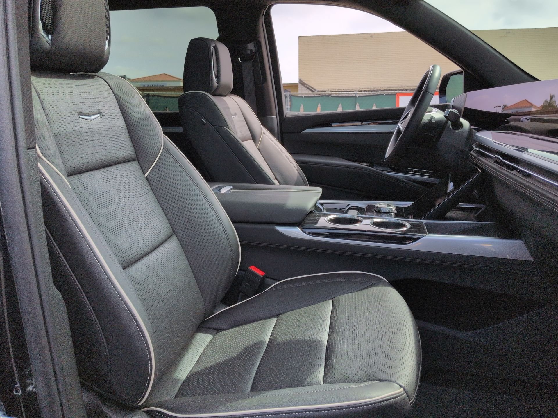 Certified 2025 Cadillac Escalade ESV Sport w/ LPO, Floor Liner Package AWD/4WD image 91