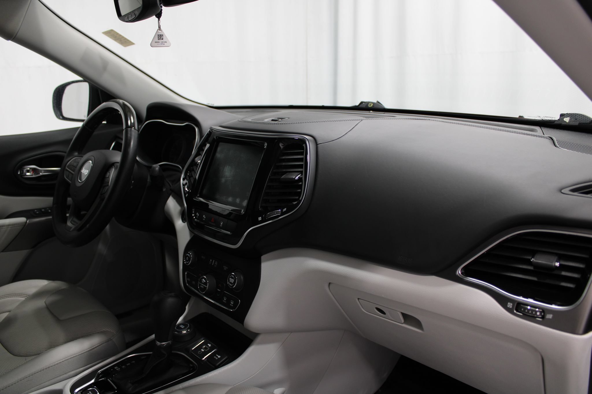 Used 2019 Jeep Cherokee Overland w/ Technology Group AWD/4WD image 26