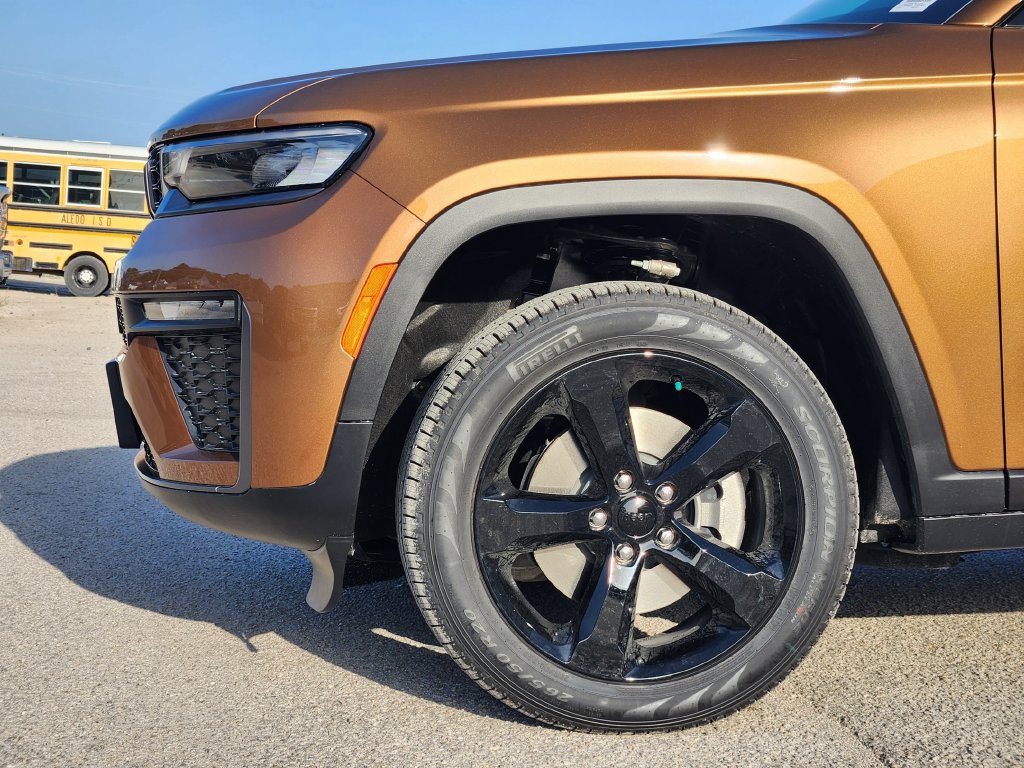 New 2026 Jeep Grand Cherokee L Limited w/ Limited Altitude Package AWD/4WD image 5