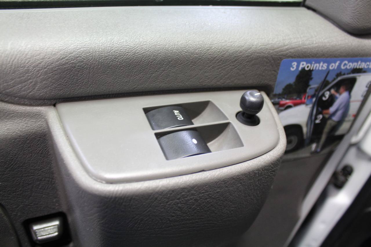 Used 2020 Chevrolet Express 2500 RWD image 17