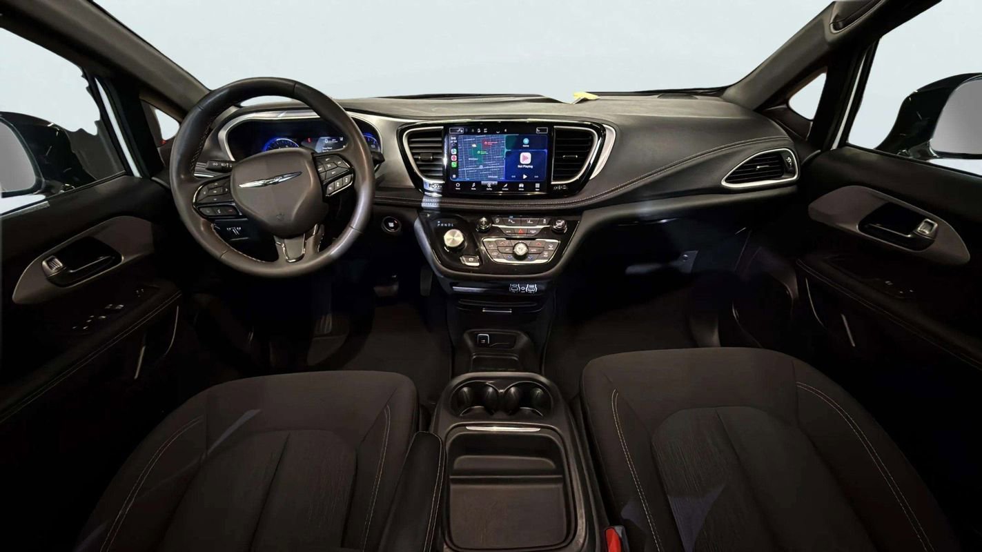 Used 2024 Chrysler Pacifica Touring image 9