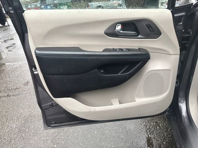 Used 2021 Chrysler Pacifica Touring-L image 48