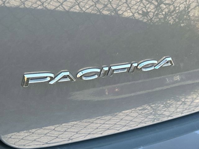 Used 2022 Chrysler Pacifica Touring-L image 8