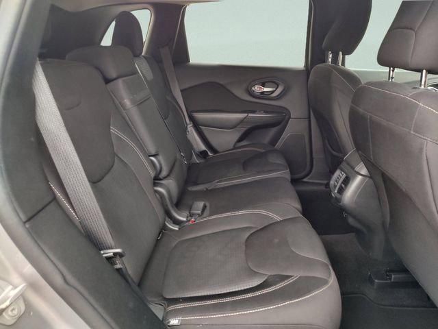 Used 2016 Jeep Cherokee Latitude FWD image 29