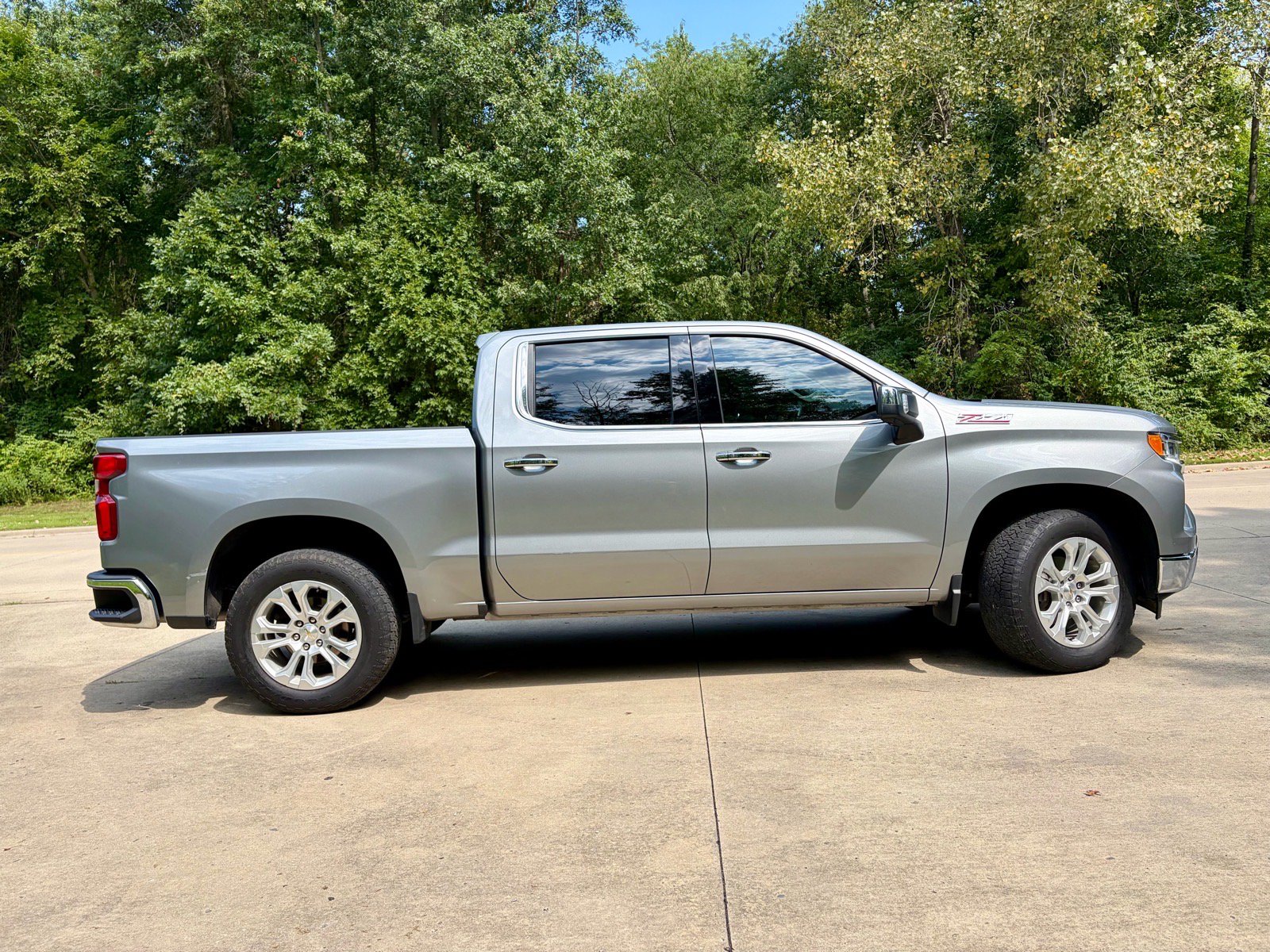 Used 2023 Chevrolet Silverado 1500 LTZ w/ LTZ Premium Package AWD/4WD image 9