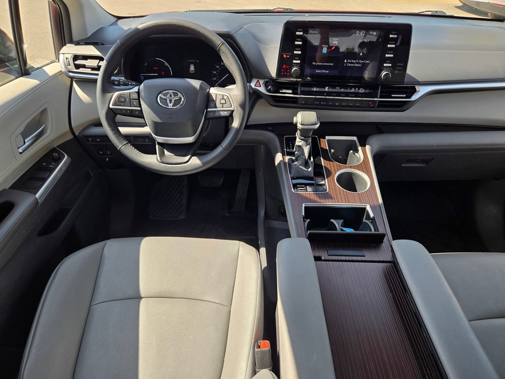 Used 2023 Toyota Sienna XLE FWD image 28