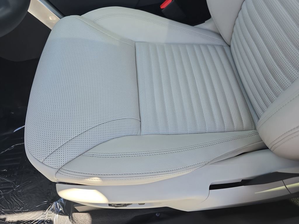 Certified 2025 Land Rover Discovery S image 31