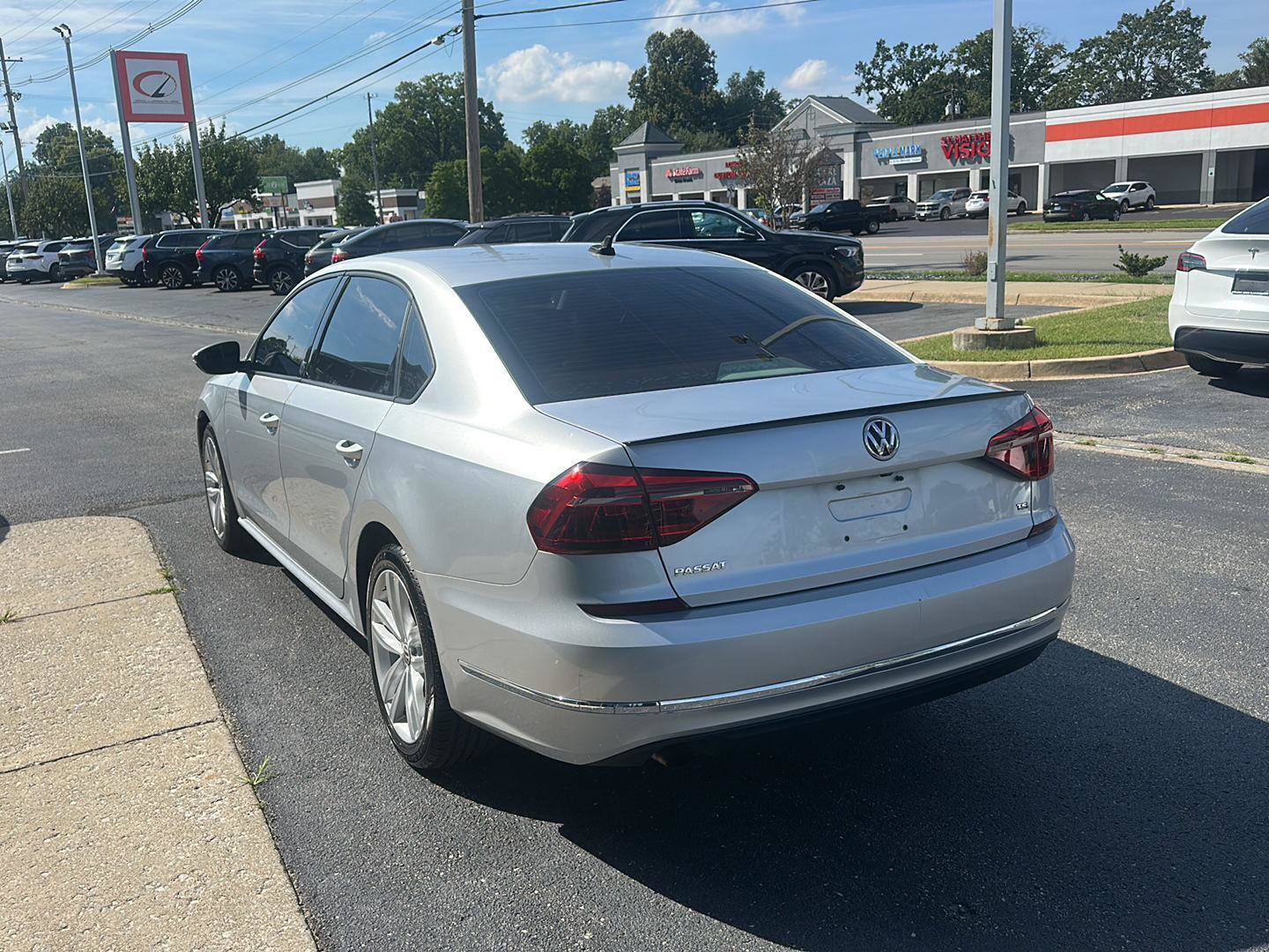 Used 2019 Volkswagen Passat 2.0T Wolfsburg w/ Wheels & Sunroof Package FWD image 5
