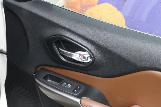 Used 2019 Jeep Cherokee Overland w/ Technology Group AWD/4WD image 9