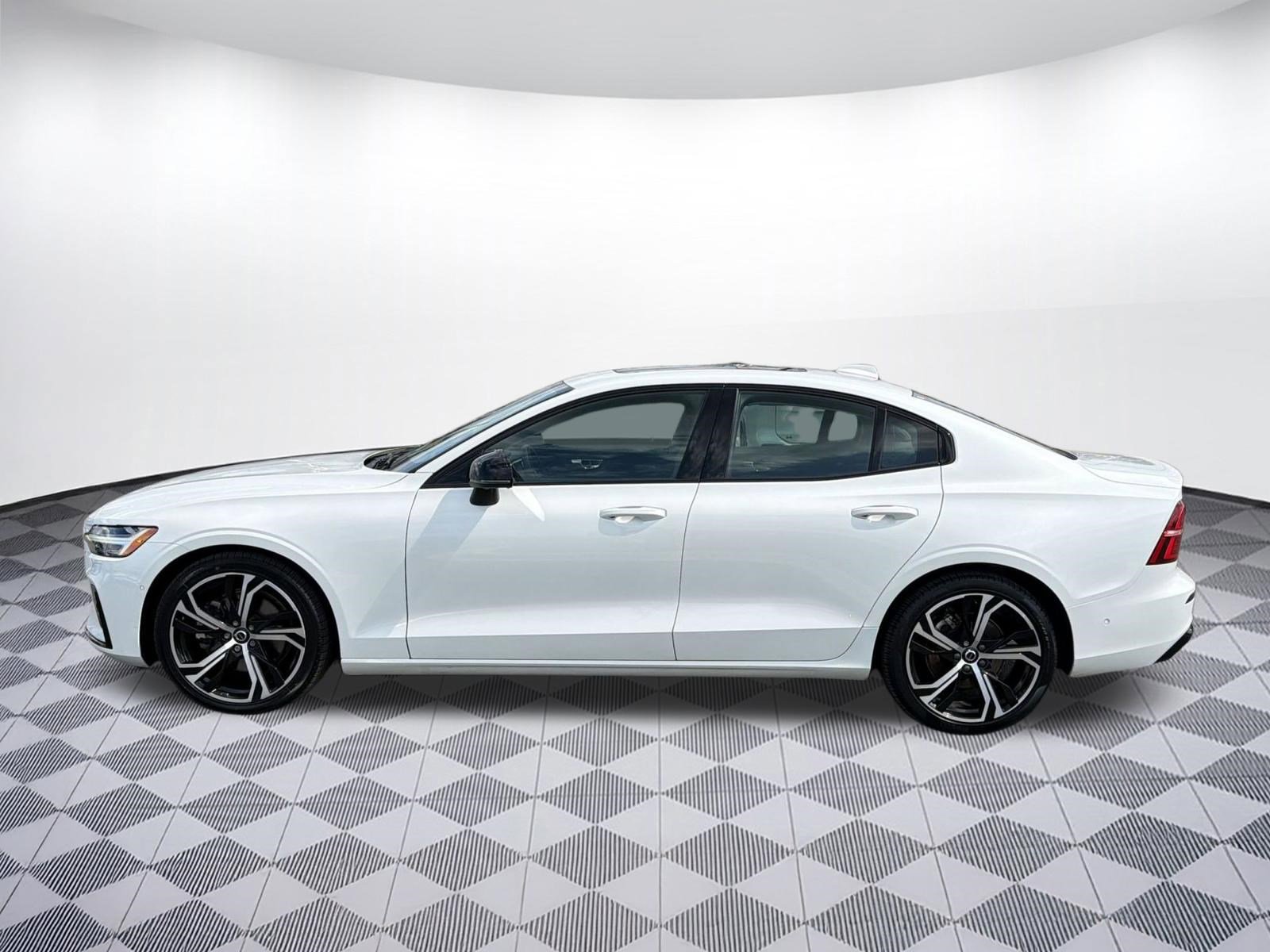 Used 2024 Volvo S60 B5 Plus AWD/4WD image 2