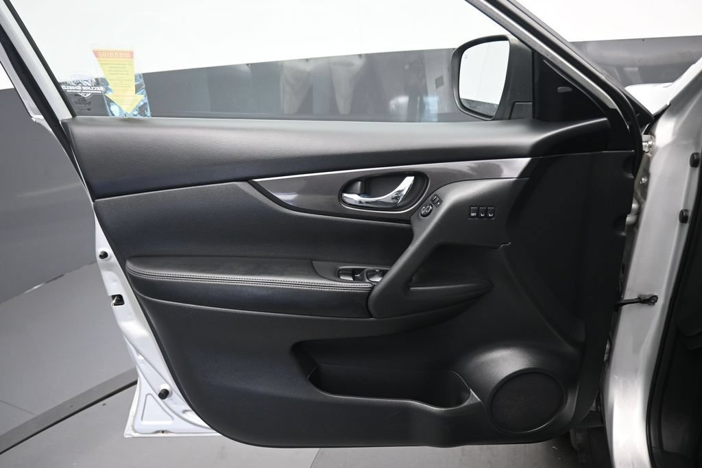 Used 2020 Nissan Rogue SV w/ Premium Package AWD/4WD image 9
