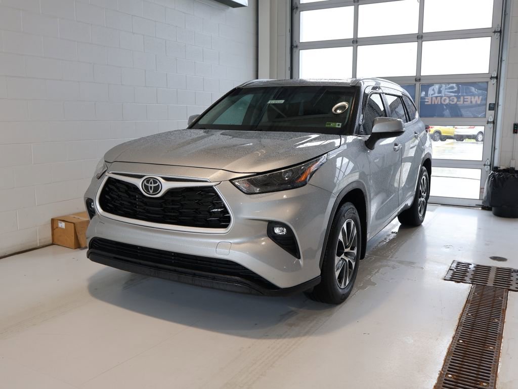 Used 2024 Toyota Highlander XLE AWD/4WD image 6