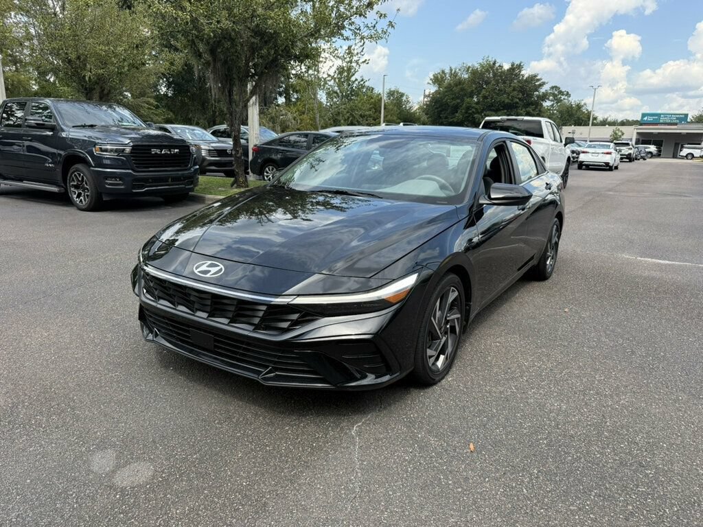 Used 2025 Hyundai Elantra SEL FWD image 1