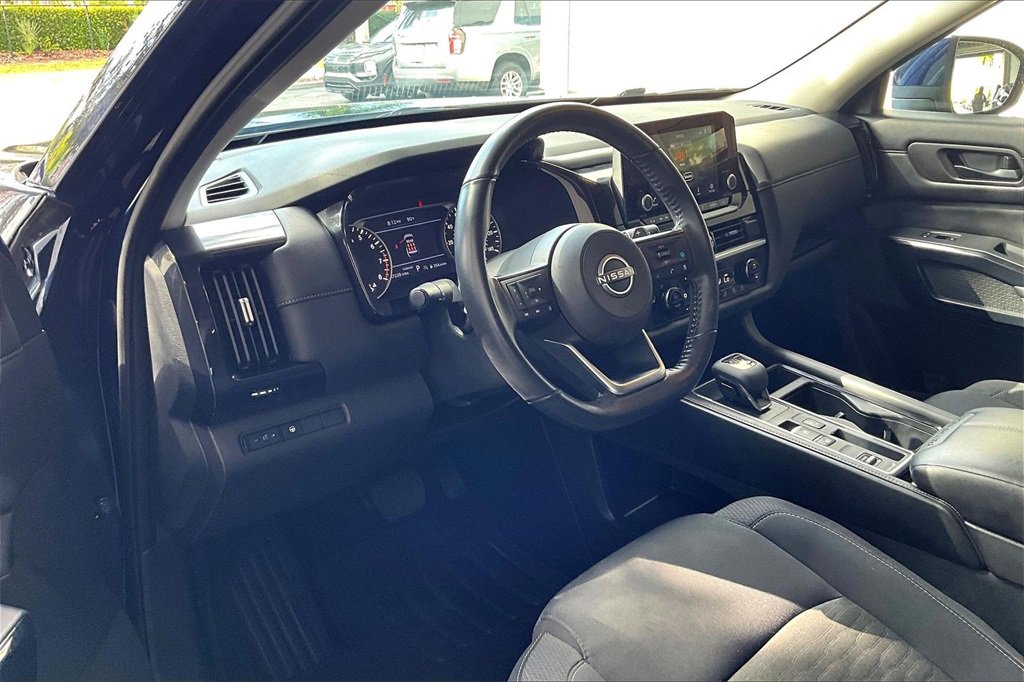 Used 2024 Nissan Pathfinder SV image 4