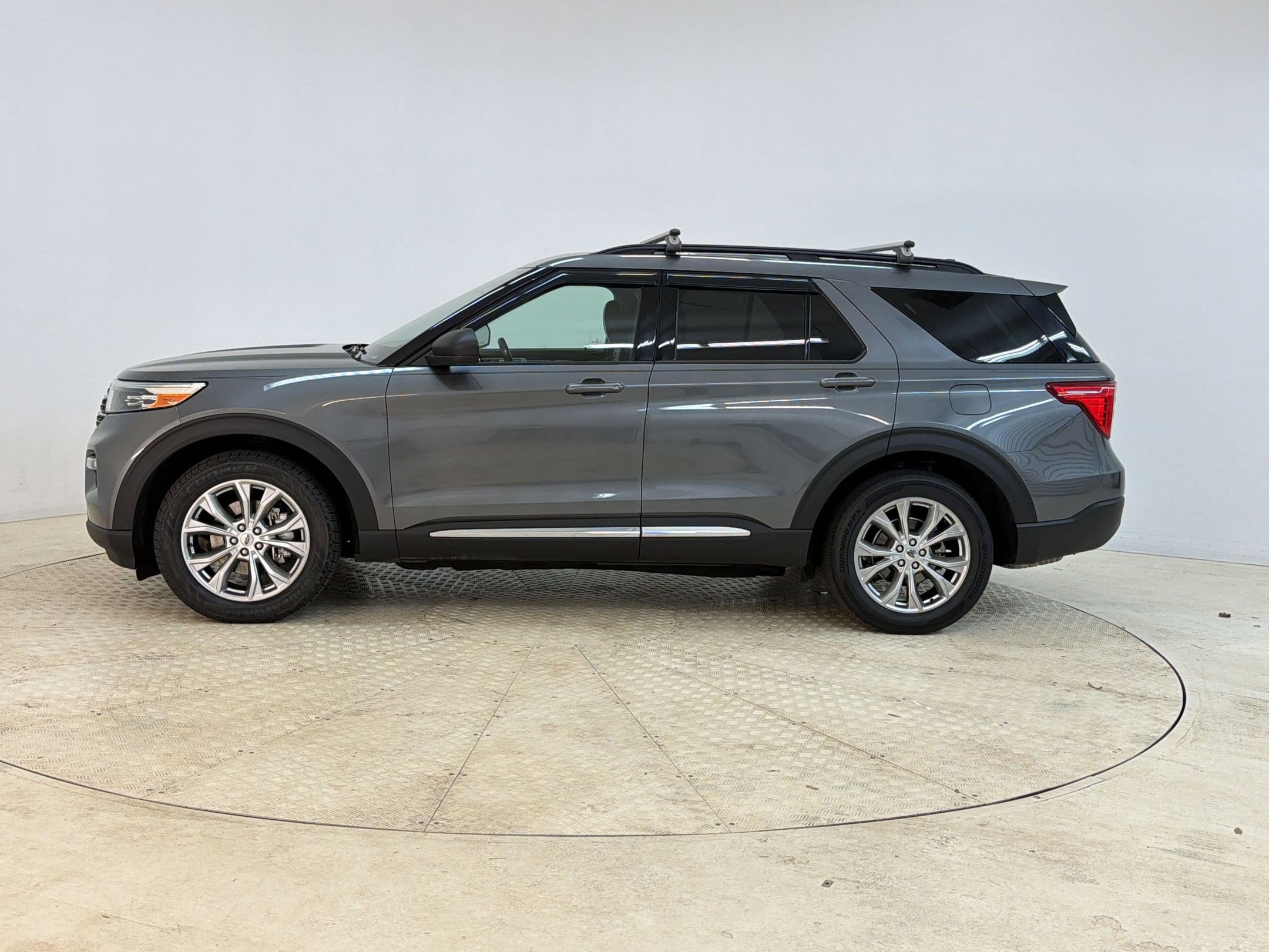 Used 2021 Ford Explorer XLT w/ Equipment Group 202A AWD/4WD image 2