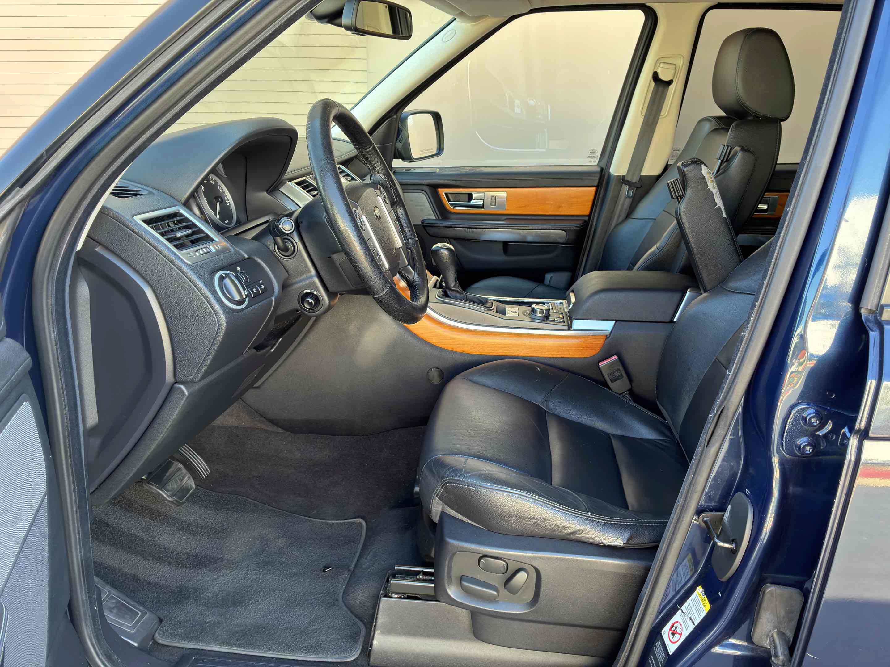Used 2011 Land Rover Range Rover Sport HSE AWD/4WD image 39