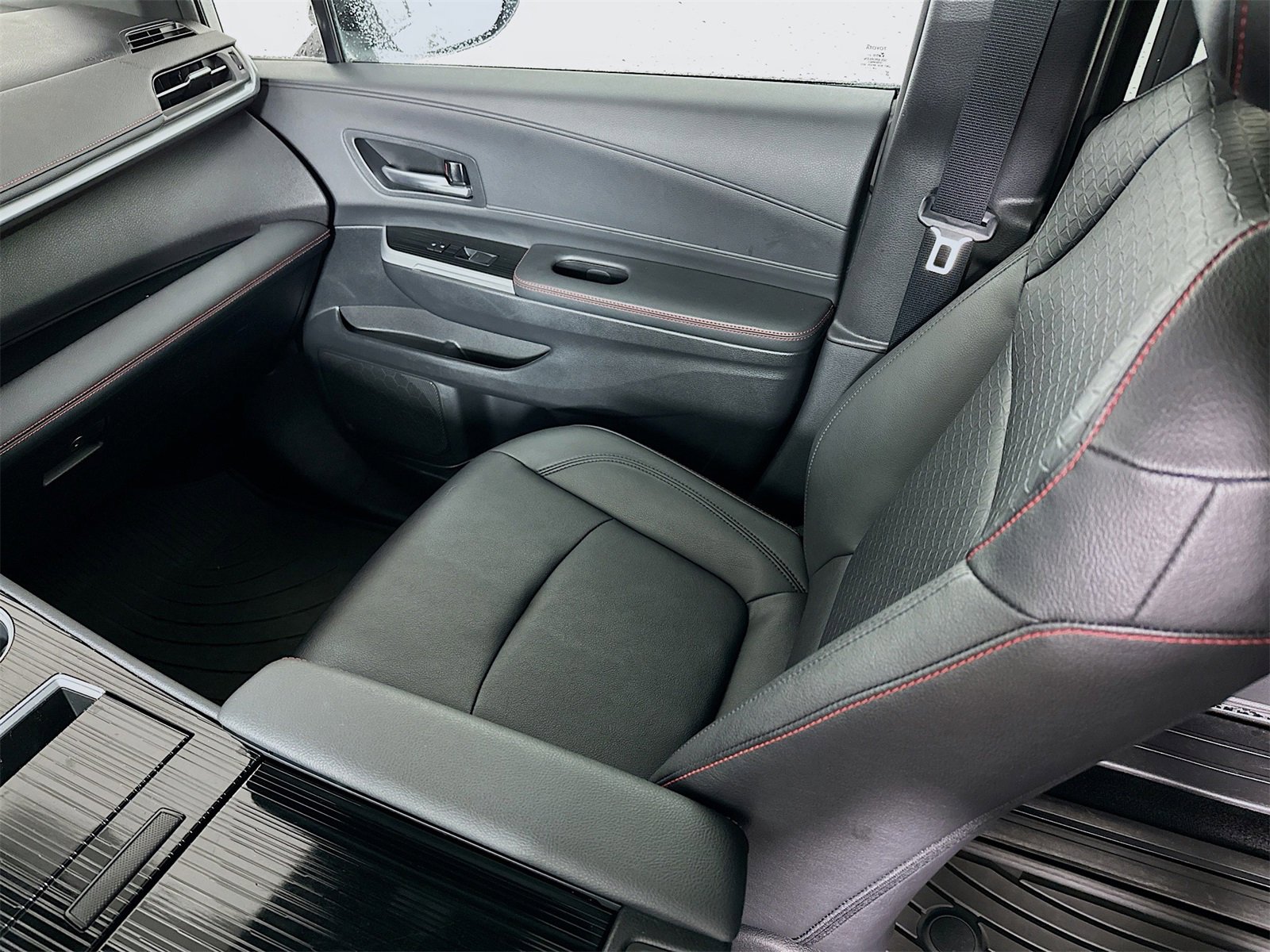 Certified 2025 Toyota Sienna XSE image 24