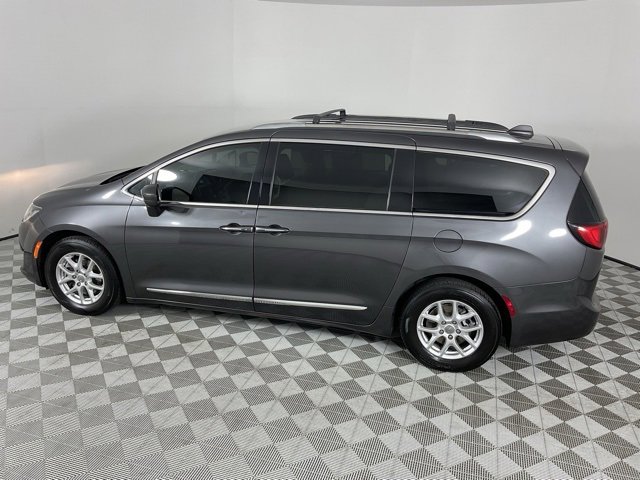 Used 2020 Chrysler Pacifica Touring-L image 4