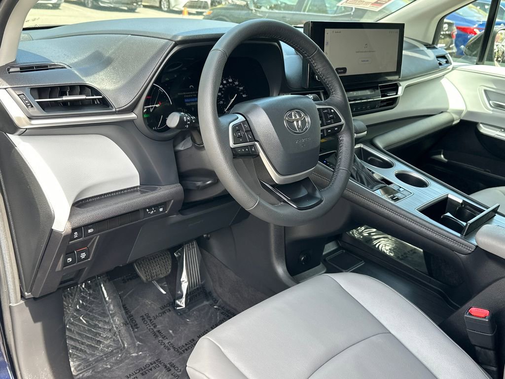 Used 2025 Toyota Sienna XLE image 8