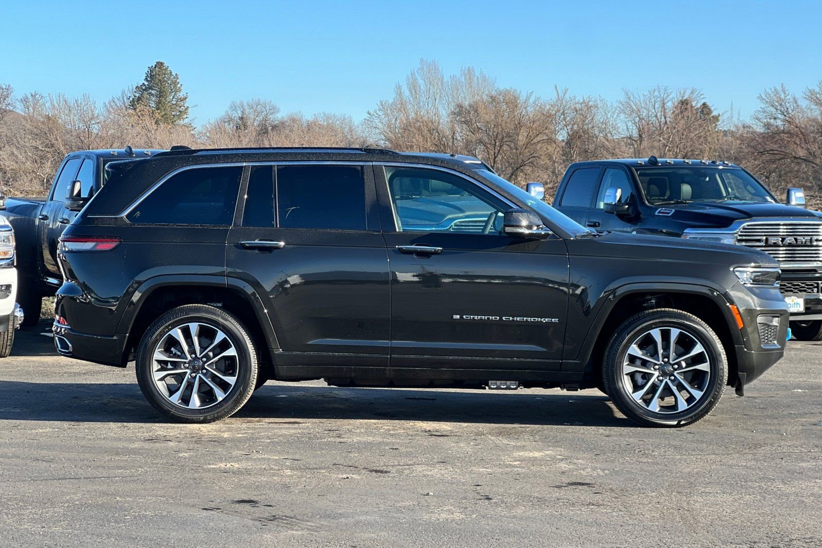 New 2024 Jeep Grand Cherokee Overland w/ Luxury Tech Group IV AWD/4WD image 4