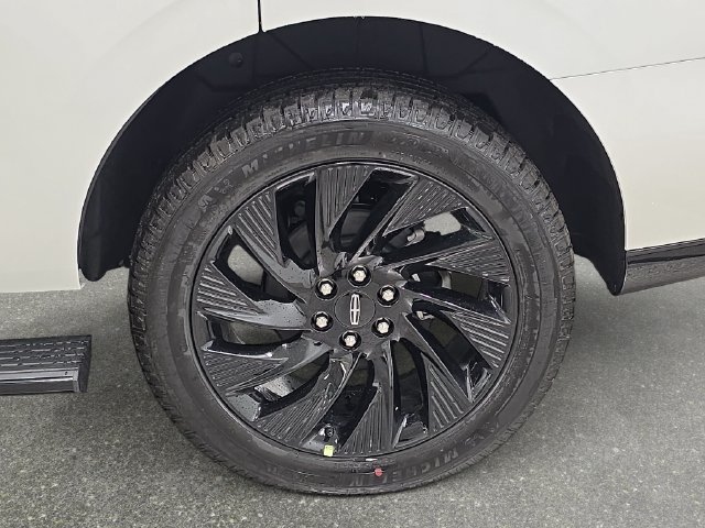 New 2027 Lincoln Navigator Reserve w/ Jet Appearance Package AWD/4WD image 30