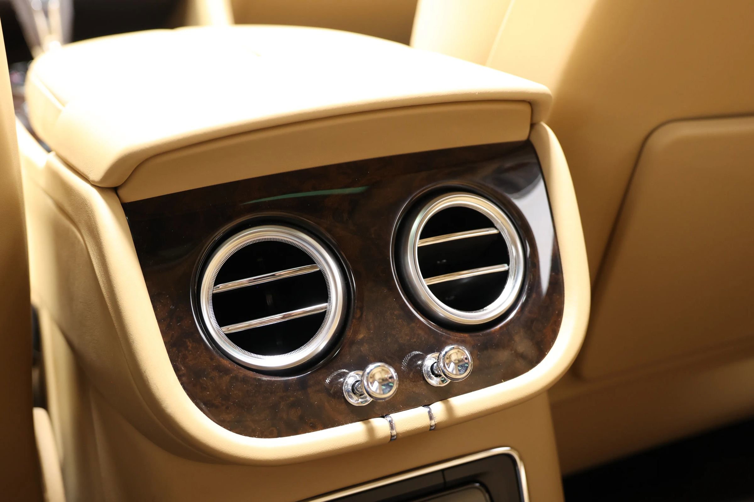 Used 2018 Bentley Bentayga AWD/4WD image 66