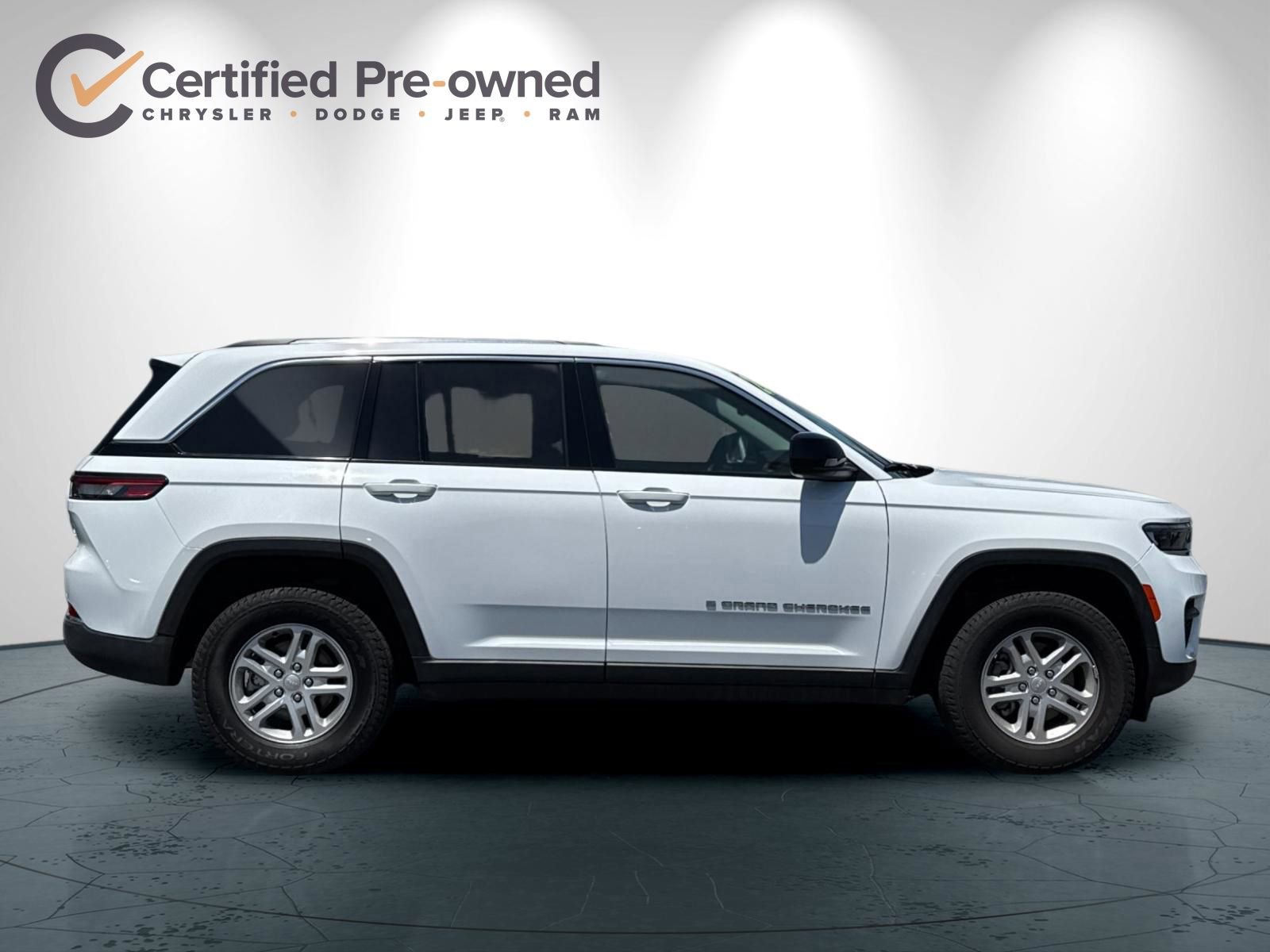 Used 2024 Jeep Grand Cherokee Laredo AWD/4WD image 3