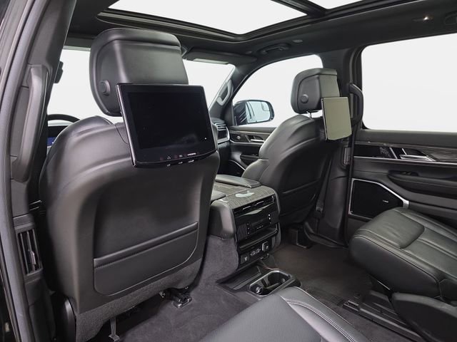 Used 2022 Jeep Wagoneer Series III w/ Premium Group I AWD/4WD image 12