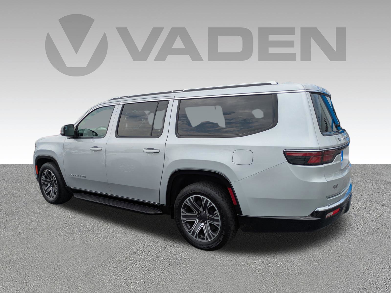 Used 2023 Jeep Wagoneer L Series II RWD image 30