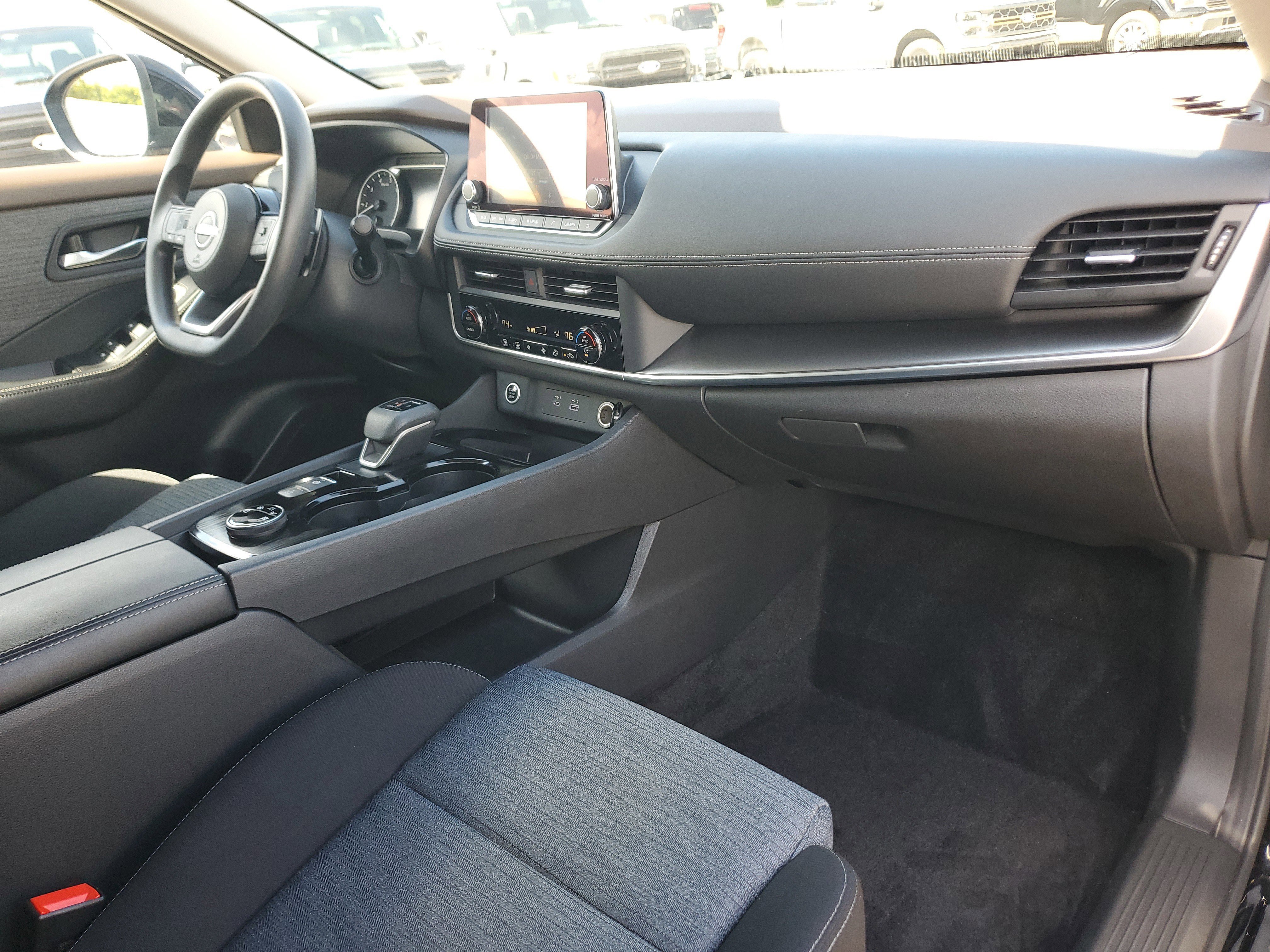 Used 2023 Nissan Rogue SV image 18