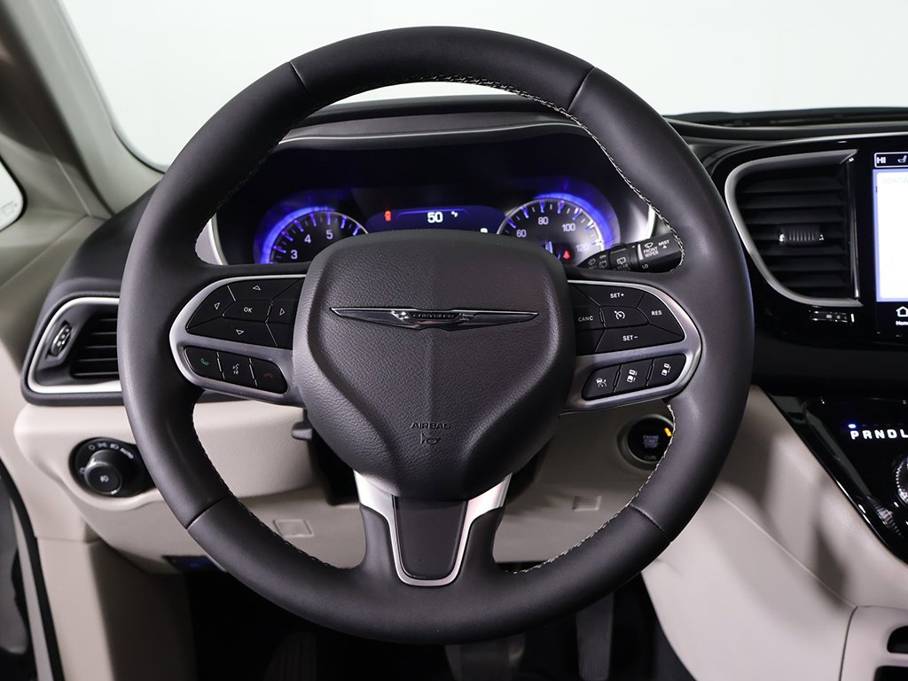 Used 2024 Chrysler Pacifica Touring-L image 38