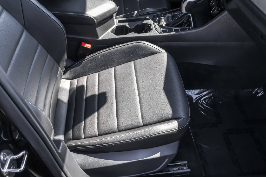 Certified 2024 Volkswagen Jetta SE FWD image 38