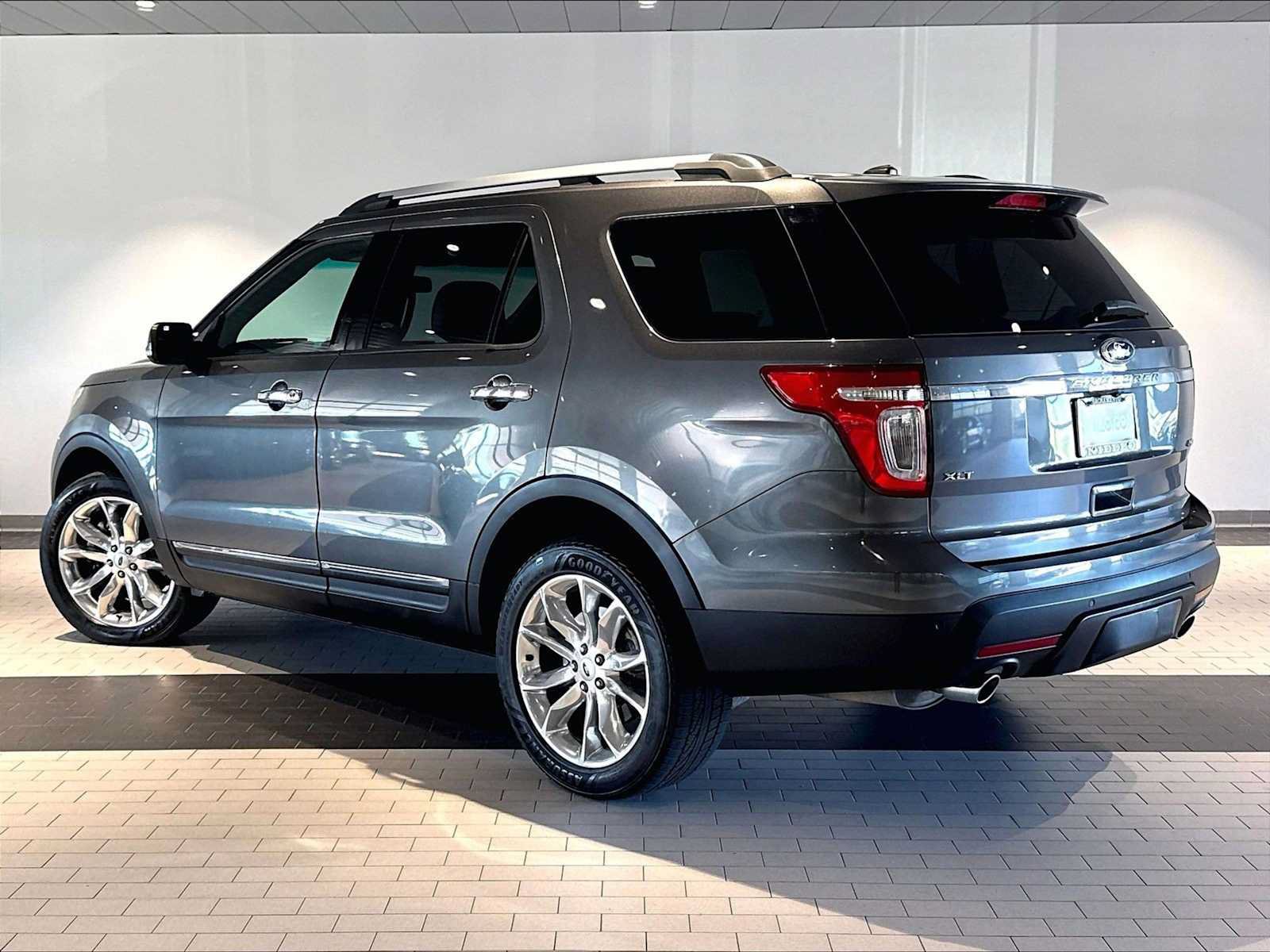 Used 2015 Ford Explorer XLT w/ Equipment Group 202A AWD/4WD image 3