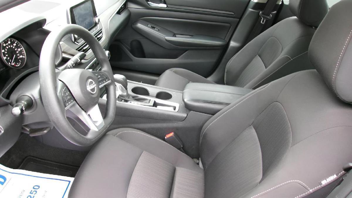 Used 2025 Nissan Altima 2.5 SV image 13