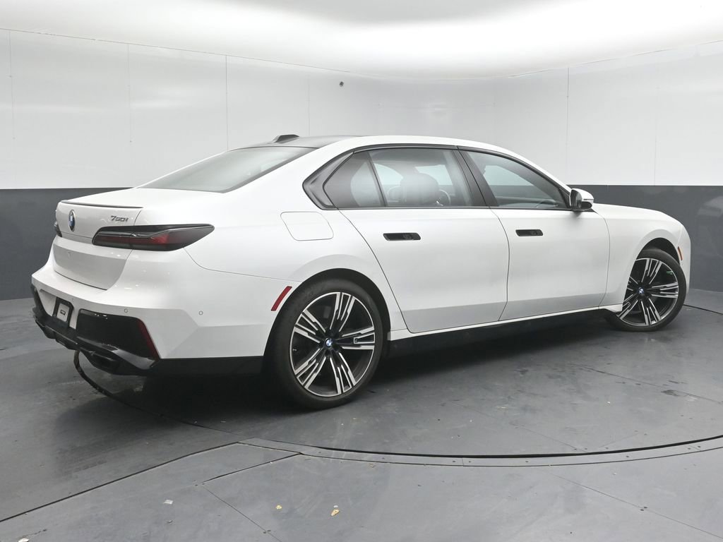 Used 2023 BMW 760i xDrive w/ Luxury Rear Seating Package image 7