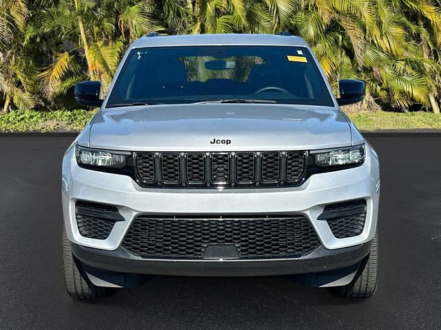 Used 2022 Jeep Grand Cherokee Altitude AWD/4WD image 2
