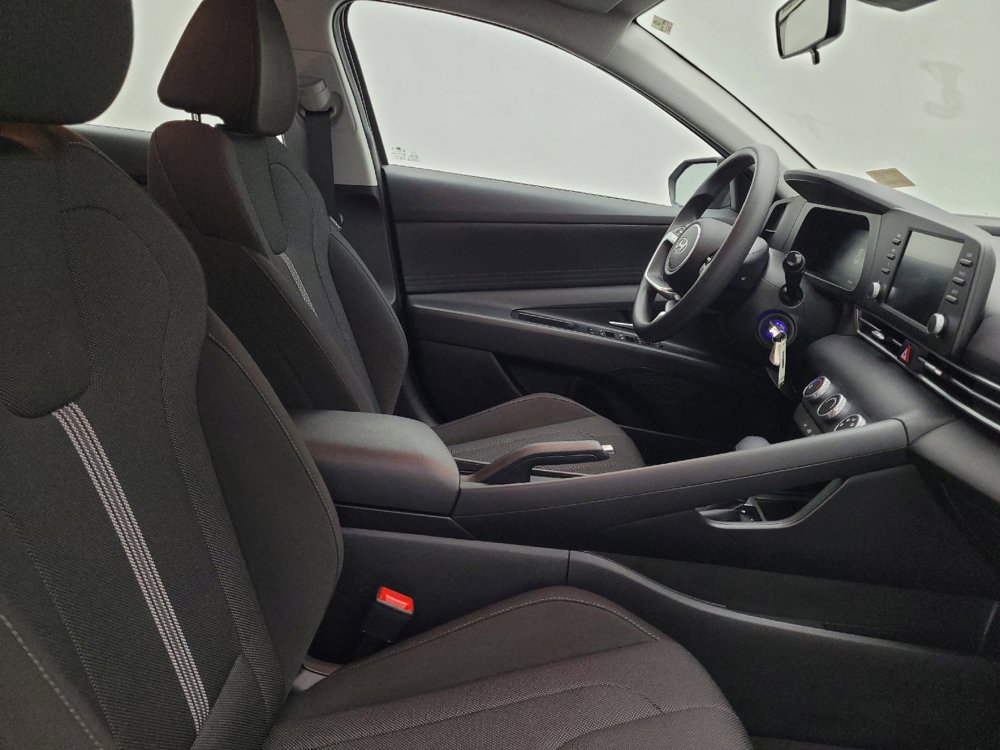 Used 2025 Hyundai Elantra SE FWD image 21