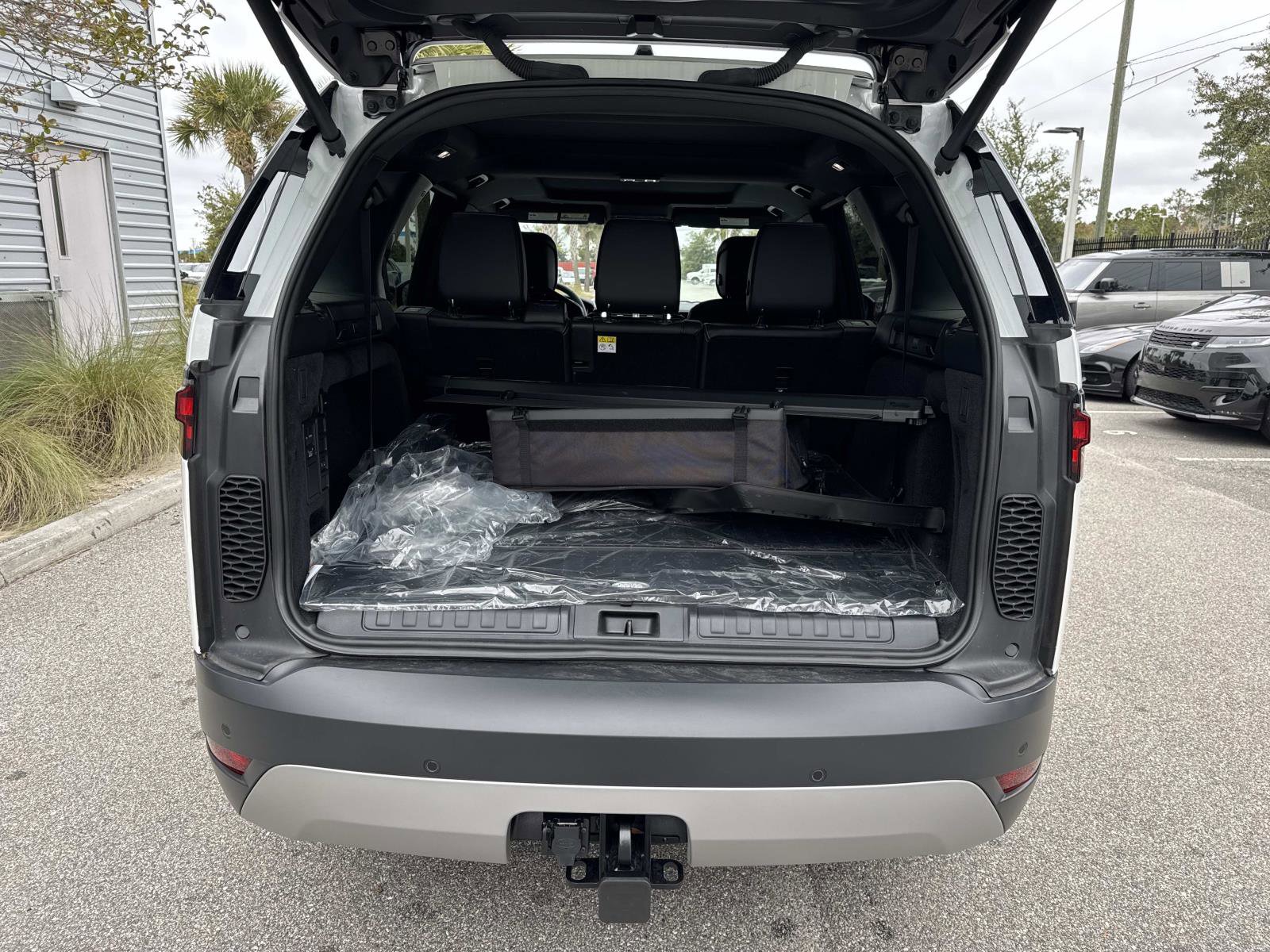 Used 2025 Land Rover Discovery S AWD/4WD image 11