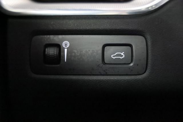 Used 2021 Volvo XC60 T5 R-Design w/ Advanced Package image 28