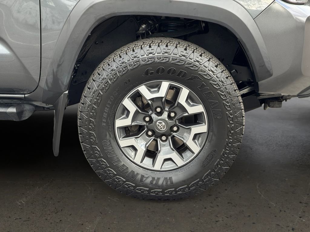 Used 2023 Toyota Tacoma TRD Off-Road w/ Advanced Technology Package AWD/4WD image 10