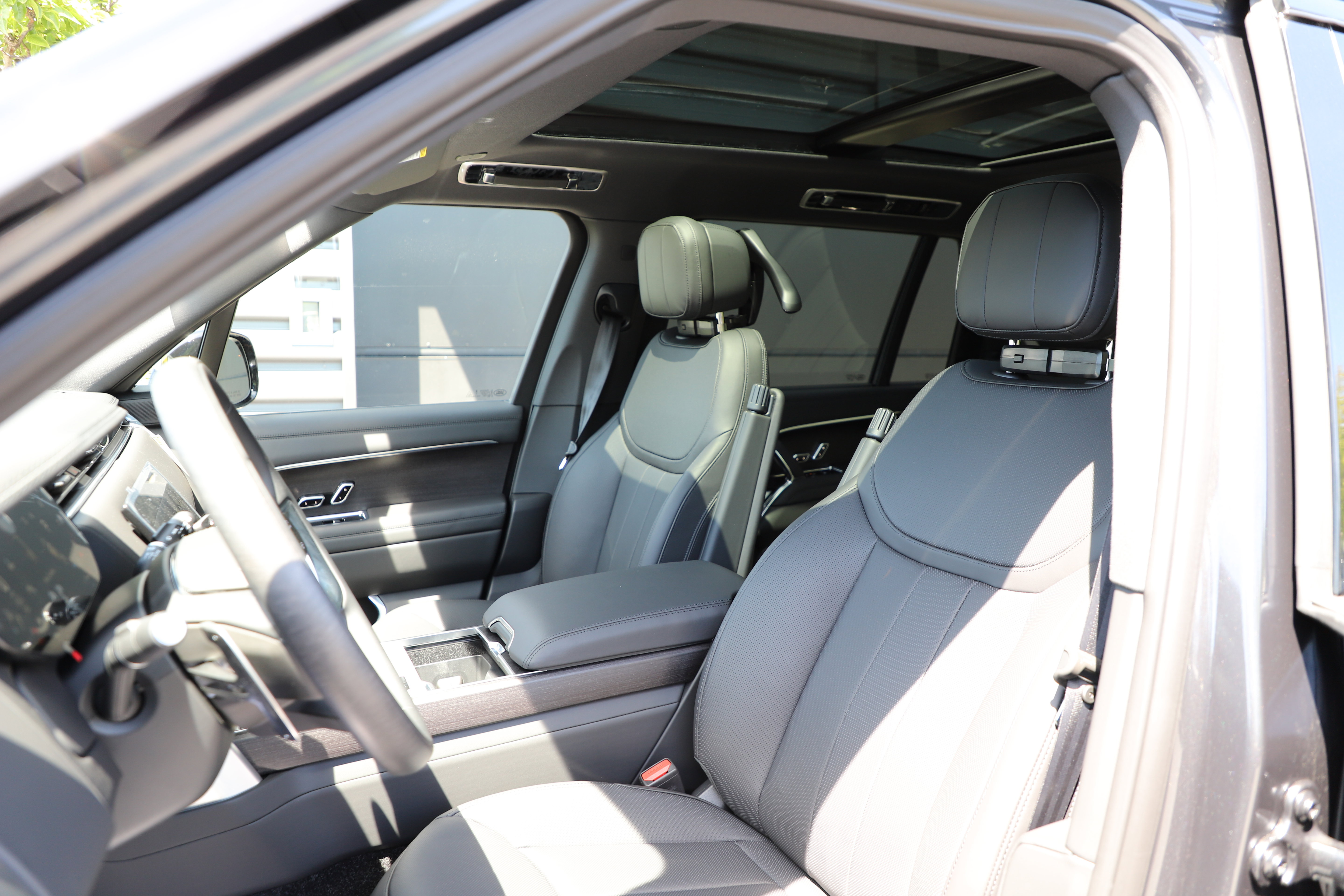 New 2026 Land Rover Range Rover Long Wheelbase SE AWD/4WD image 17
