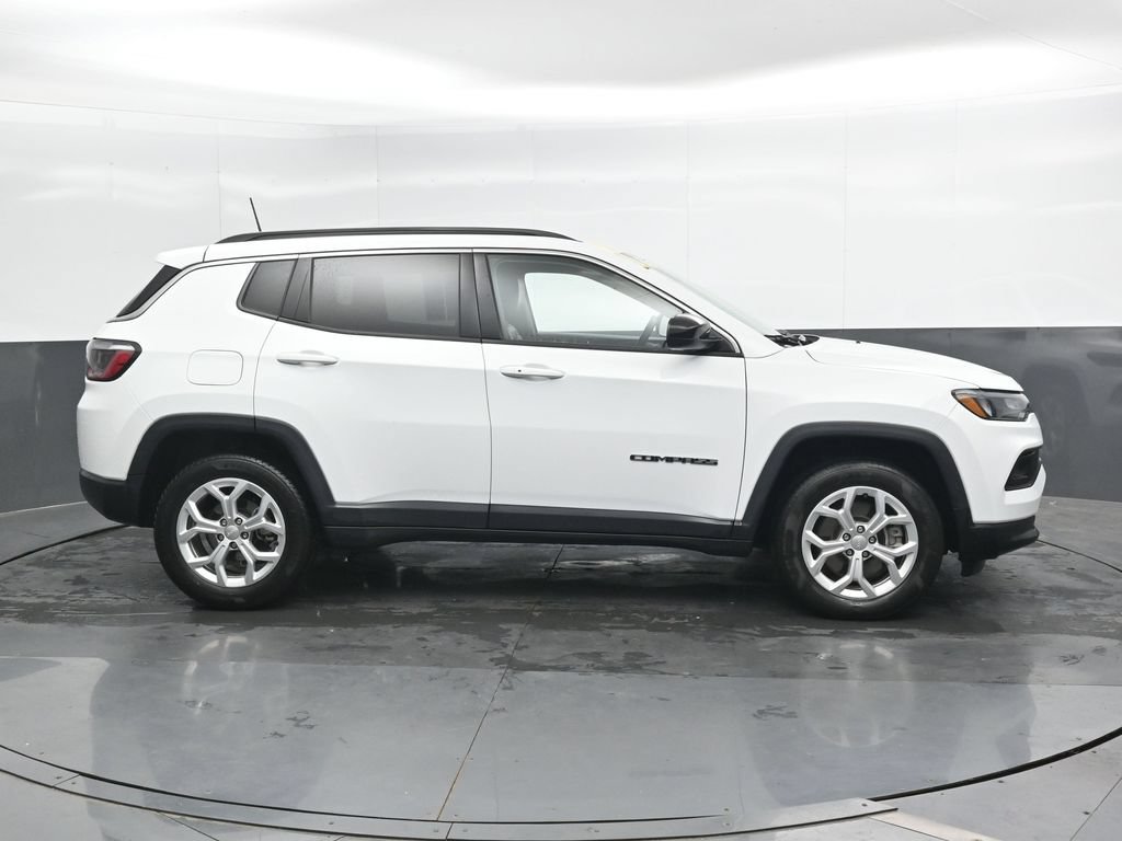Used 2024 Jeep Compass Latitude AWD/4WD image 3