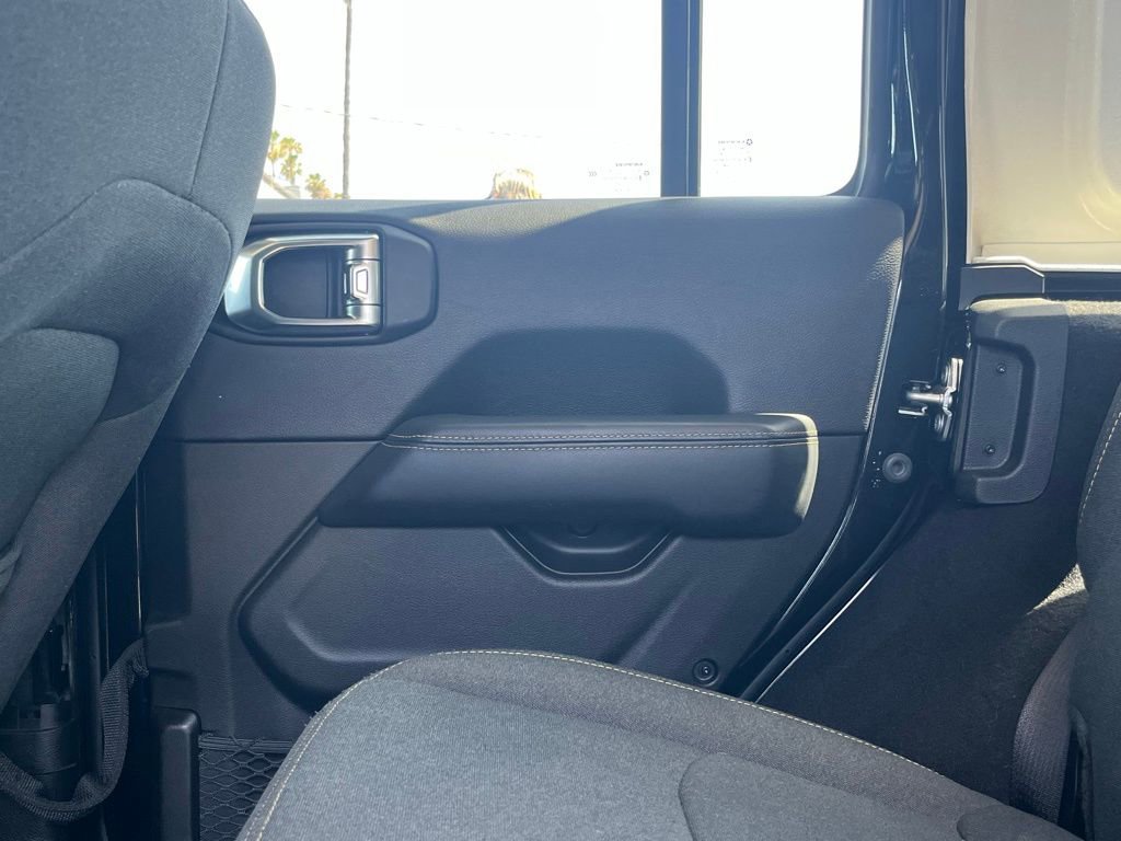 Used 2025 Jeep Wrangler Unlimited Sahara AWD/4WD image 19