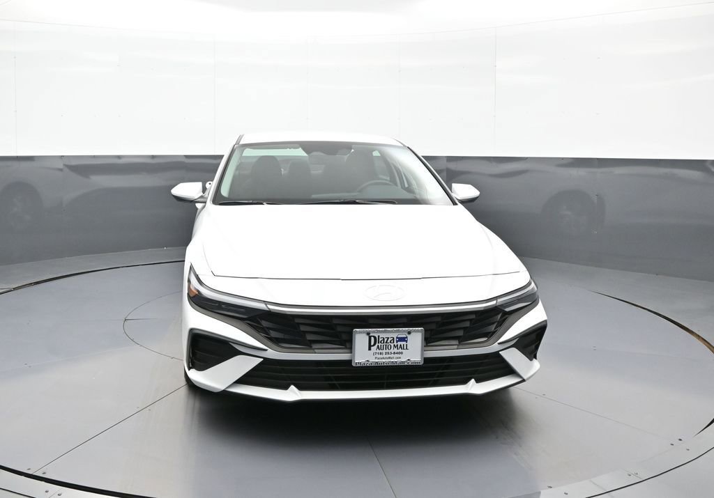 Certified 2025 Hyundai Elantra SE image 2