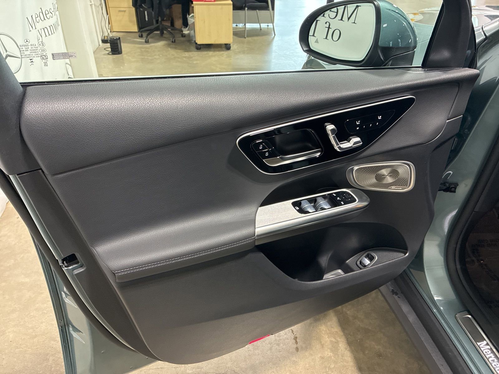 Used 2025 Mercedes-Benz GLC 300 4MATIC image 6