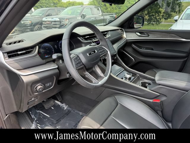 Used 2025 Jeep Grand Cherokee Limited w/ Luxury Tech Group II AWD/4WD image 13