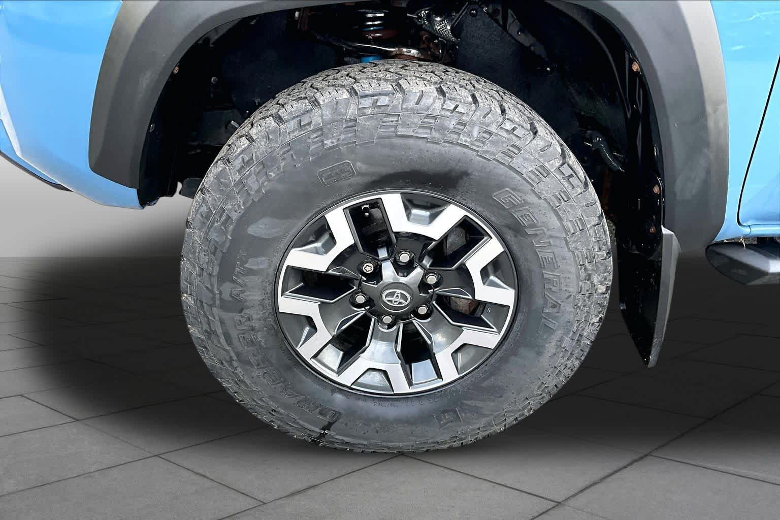 Used 2019 Toyota Tacoma TRD Off-Road w/ Technology Package AWD/4WD image 11