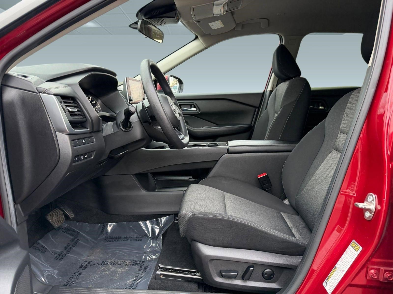 Used 2024 Nissan Rogue SV image 5